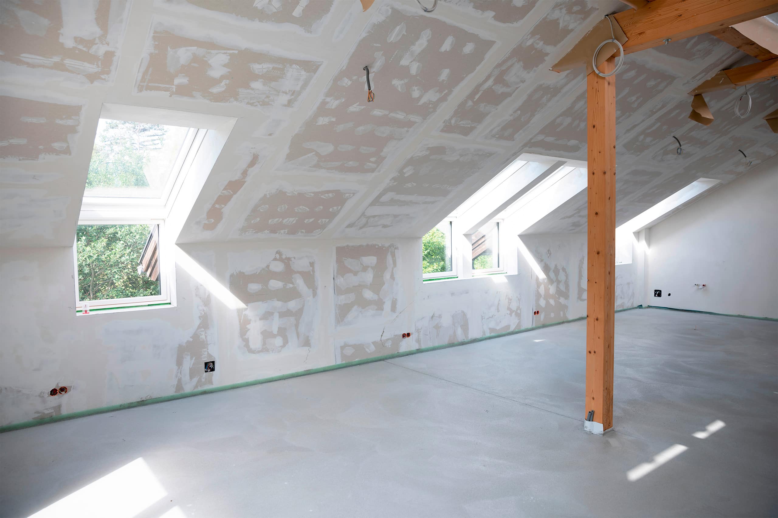 Frisch ausgehärteter Beton- bzw. Zementestrich auf einer Baustelle im Dachgeschoss eines Einfamilienhauses.