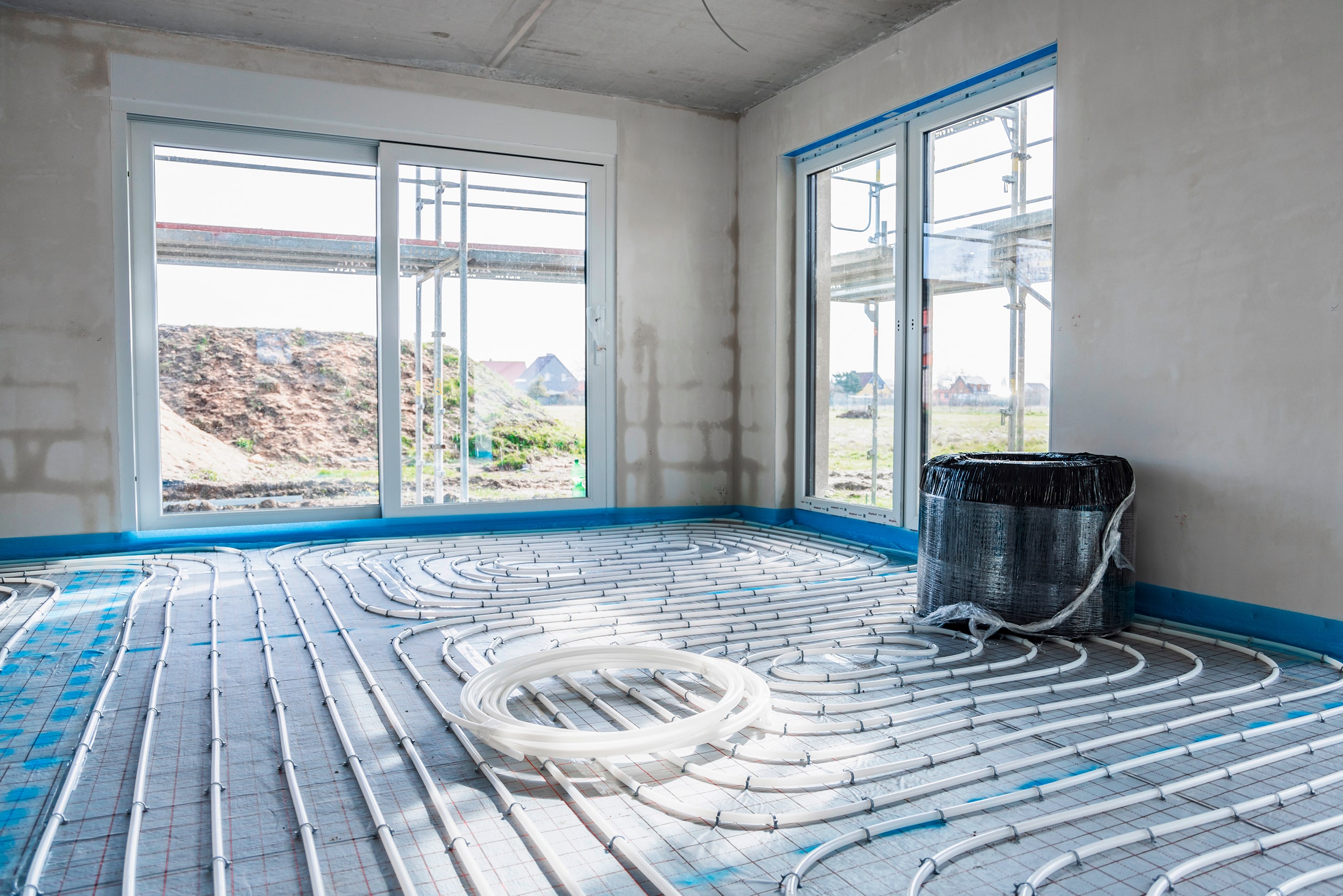 Innenraum eines im Bau befindlichen Gebäudes mit Fußbodenheizung.