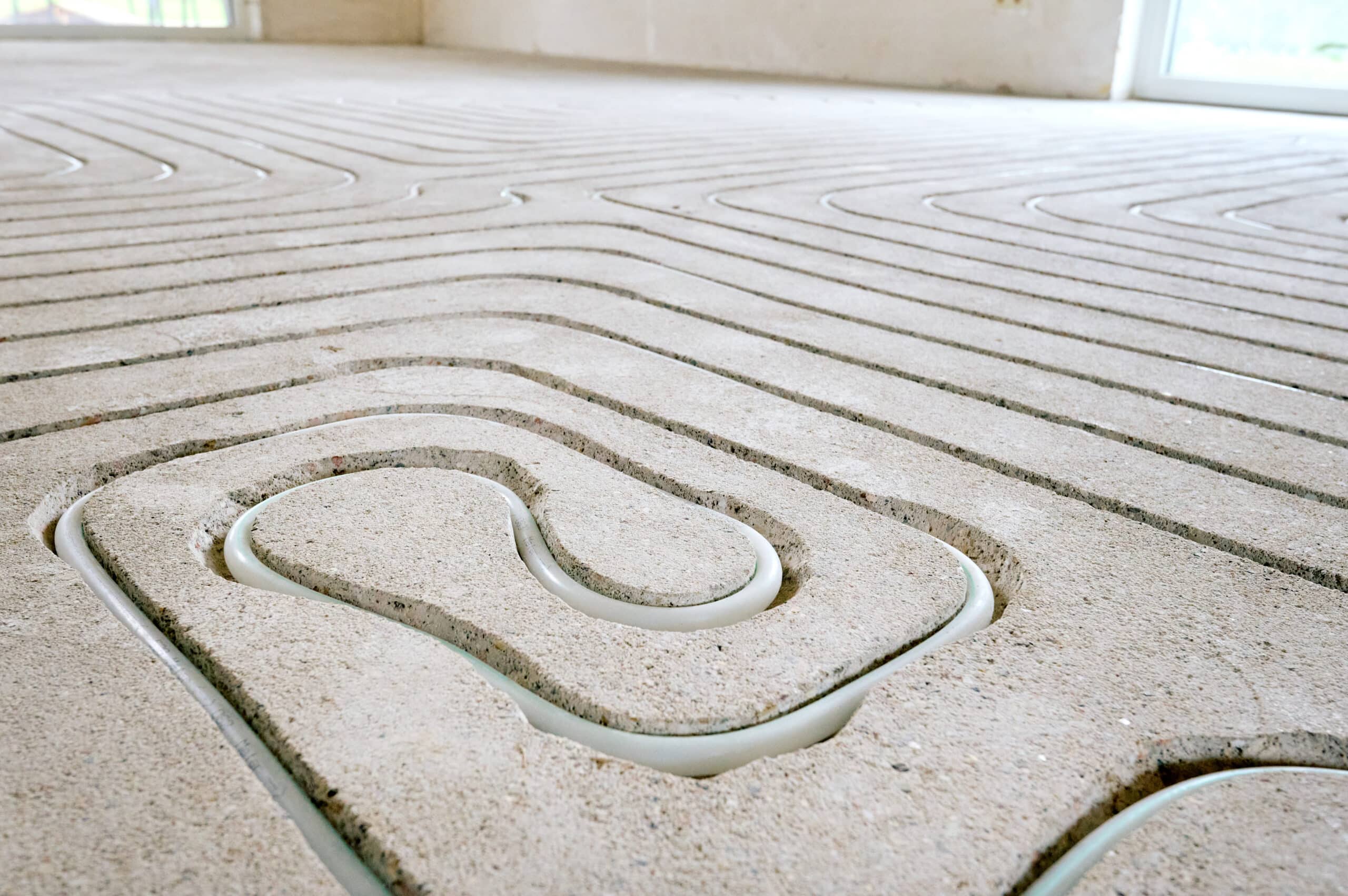 Einfräsen von Leitungskanälen in den fertigen Estrich - eine Methode, die vor allem bei der Sanierungen angewendet wird, wenn der Estrich gut erhalten ist und das Niveau stimmt.