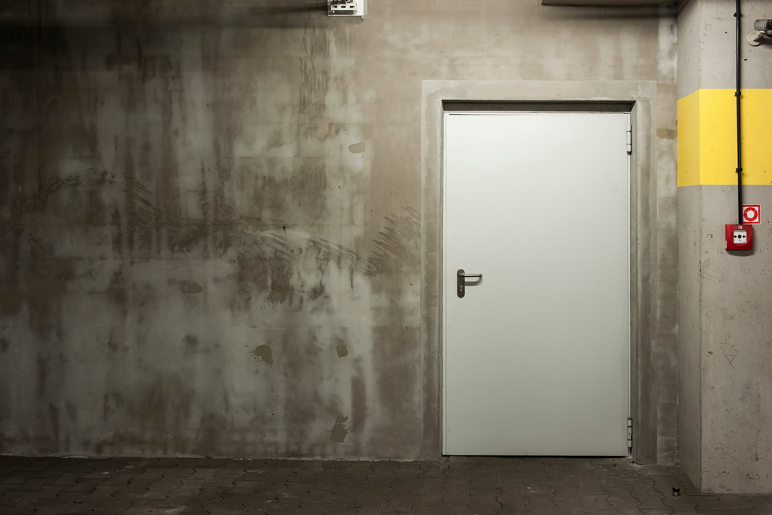 Brandschutztüre, die von einer Garage in den Wohnraum führt.