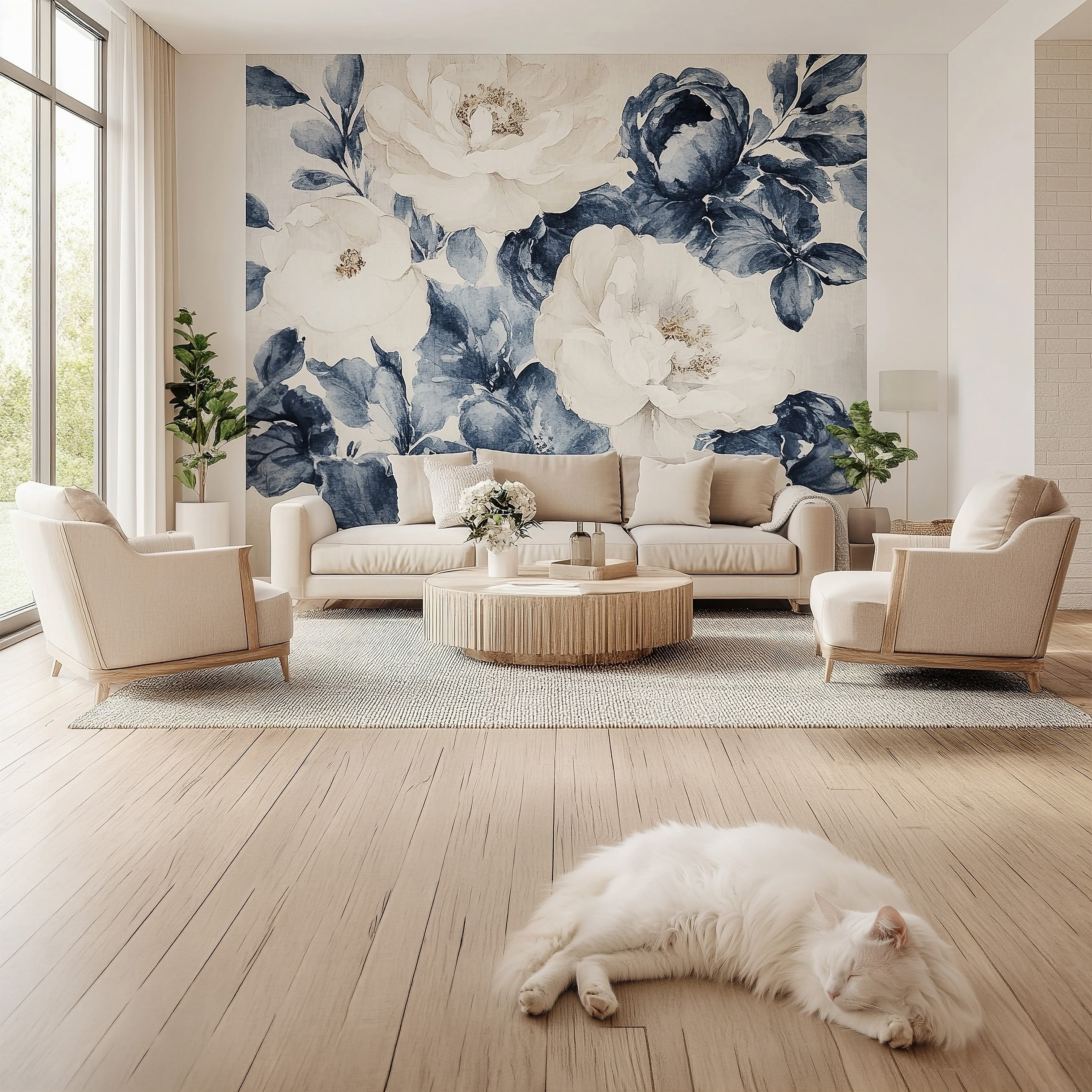 Elegantes Wohnzimmer im klassischen Stil mit floraler Fototapete in Royalblau und Weiß und modernem Möbeldesign, bestehend aus einer Sitzgrippe mit einem Sofa und 2 Sesseln in edlem Creme. - KI-generiert