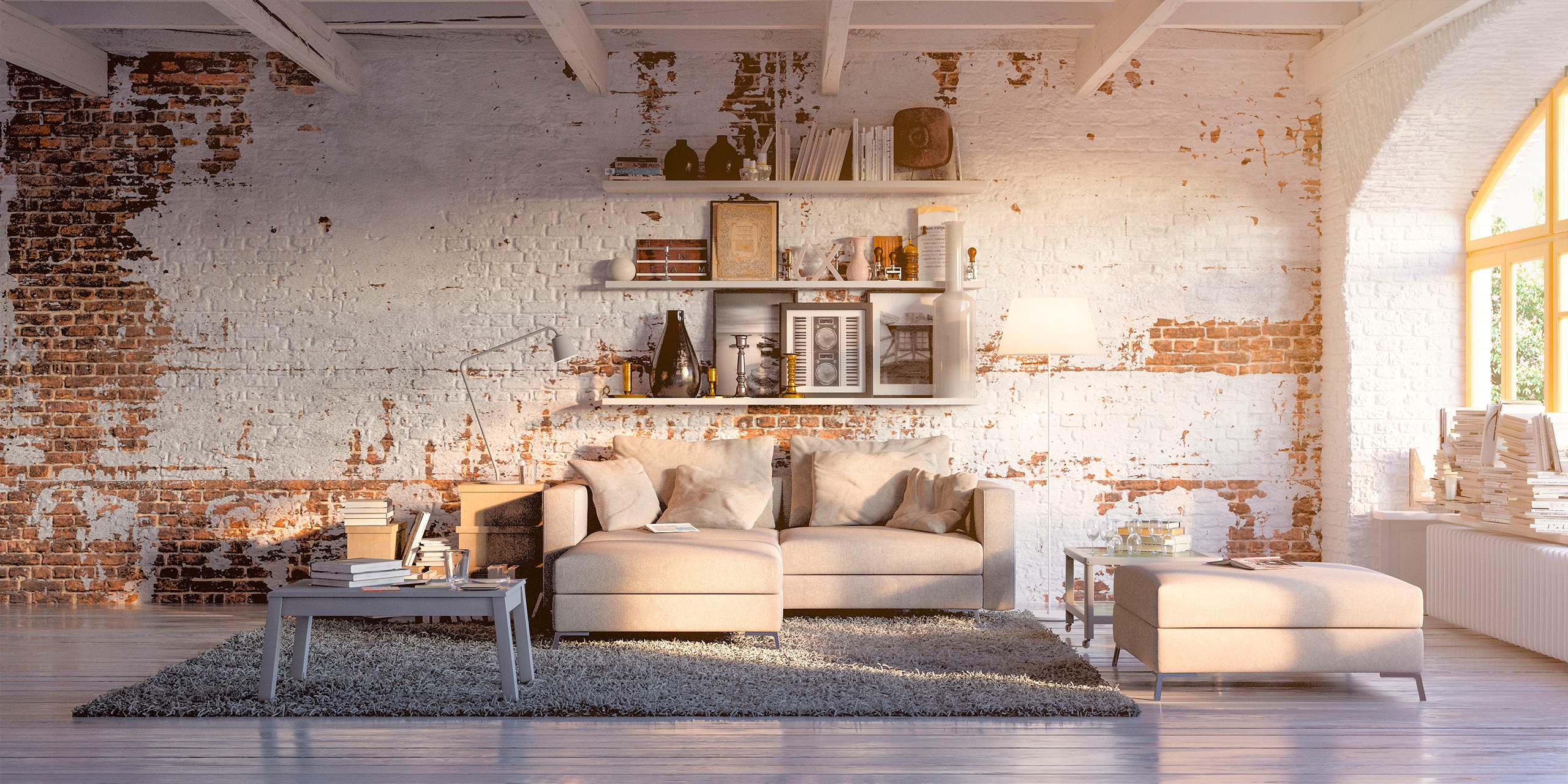 Helles Sofa in einem Vintage-Loft-Apartment mit Backstein-Wand.
