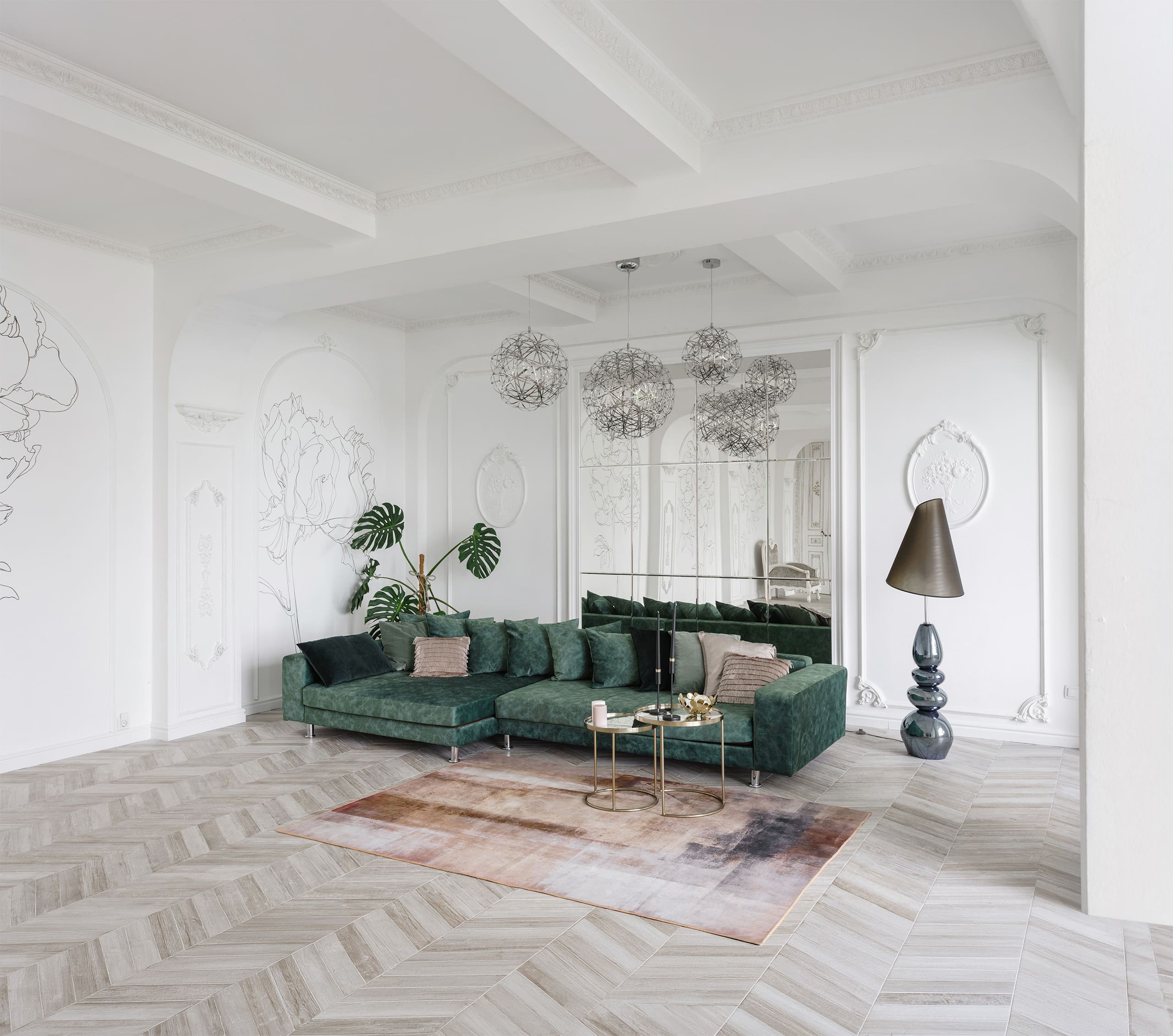 Morgenstimmung in einem luxuriösen, hellen Wohnraum mit hohen Decken und aufwendigem Stuckdesign. an Wänden und Decken. Helle und gepflegte Gestaltung eines luxuriösen Wohnbereichs mit Parkettboden, Kamin, Sofa und Zimmerpflanze. - KI-generiert