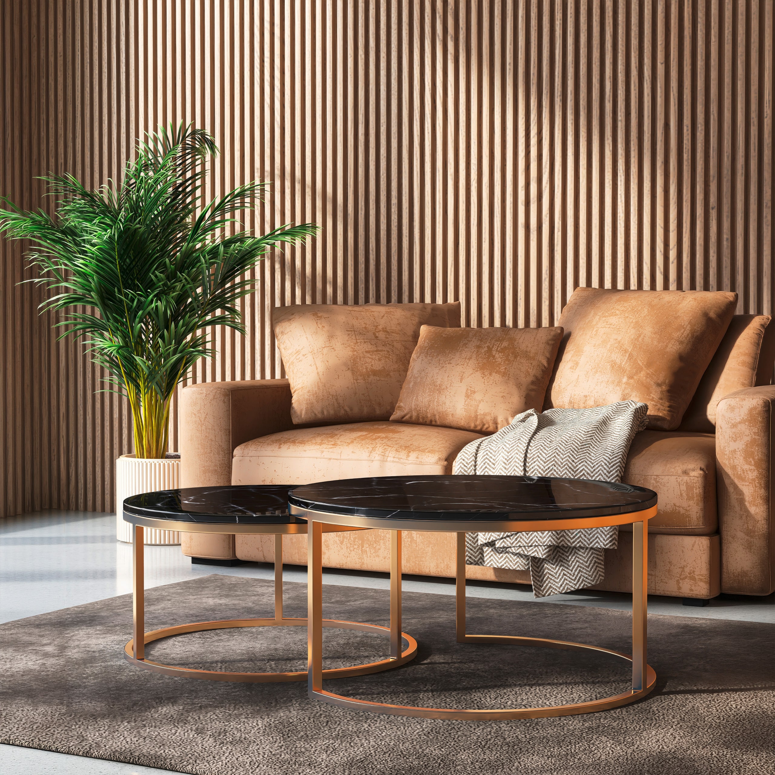 Braunes Sofa und runder Couchtisch aus schwarzem Marmor in einem eleganten Wohnzimmer; Sonnenlicht fällt durch das Fenster auf eine Wand aus geriffeltem Holz, das in schmalen, vertikalen Holzpaneelen montiert ist. Luxuriöses, minimalistisches Interieur-Design, architektonischer Hintergrund. - KI-generiert