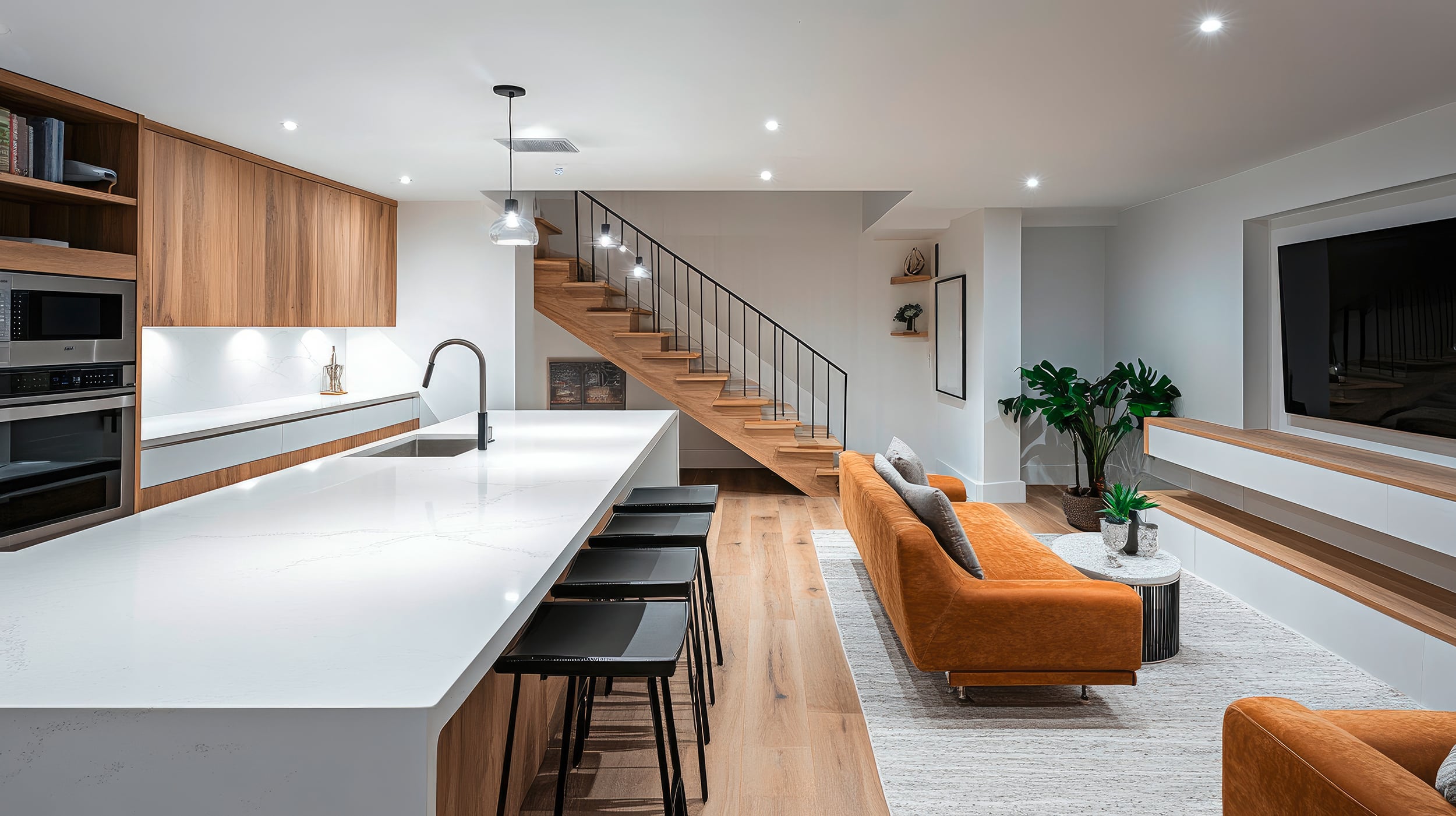 Großzügiger, wunderschön renovierter Wohnkeller mit weißer Arbeitsplatte und stilvoller Treppe, der eine warme Atmosphäre schaffen soll.