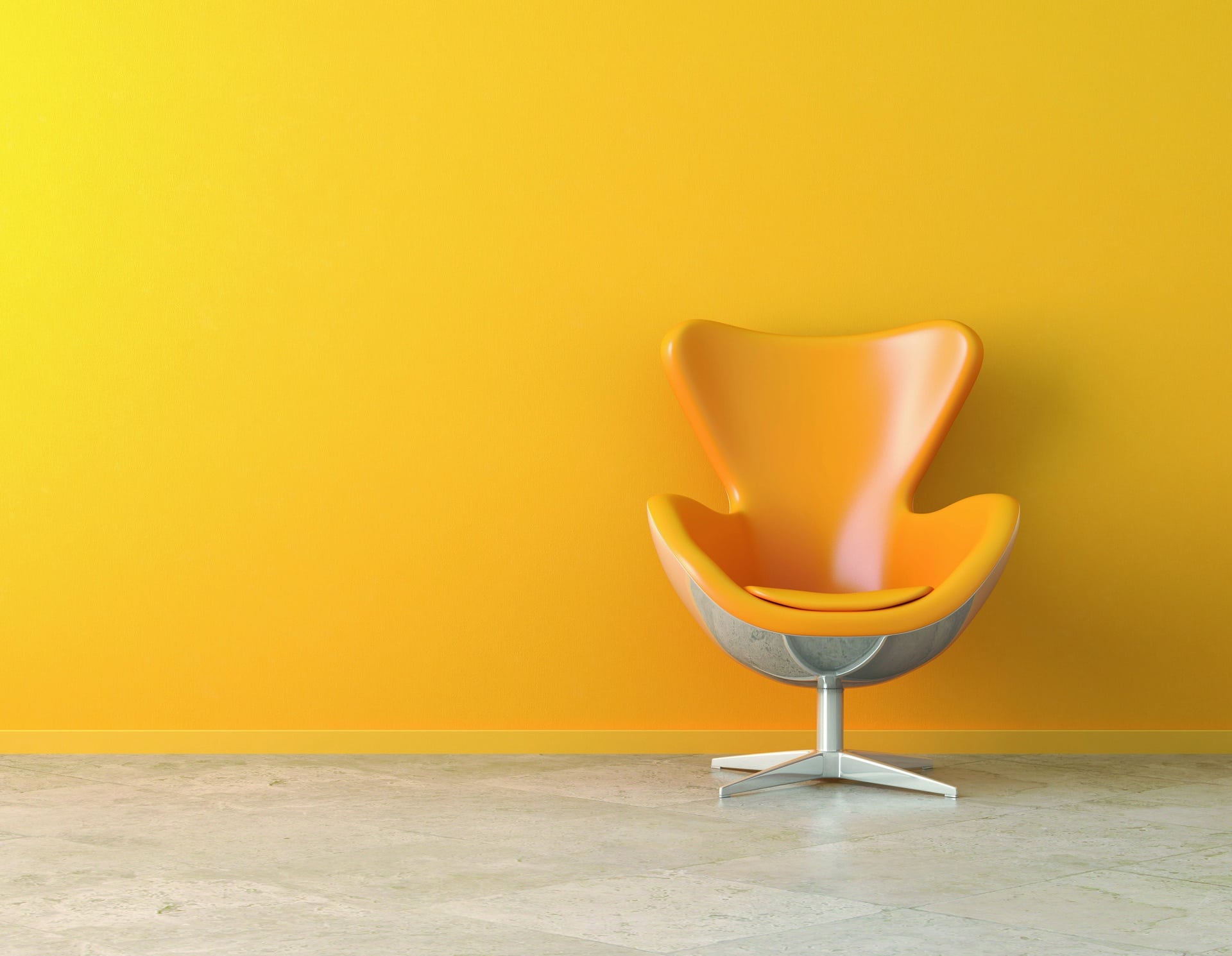 Oranger Designsessel vor einer gelben Wand.