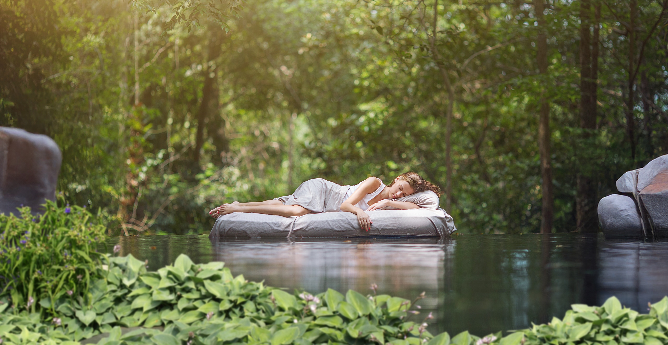 Schlafende Frau auf einer Luftmatratze genießt die Stille auf dem kleinen Teich inmitten von üppigem Grün.
