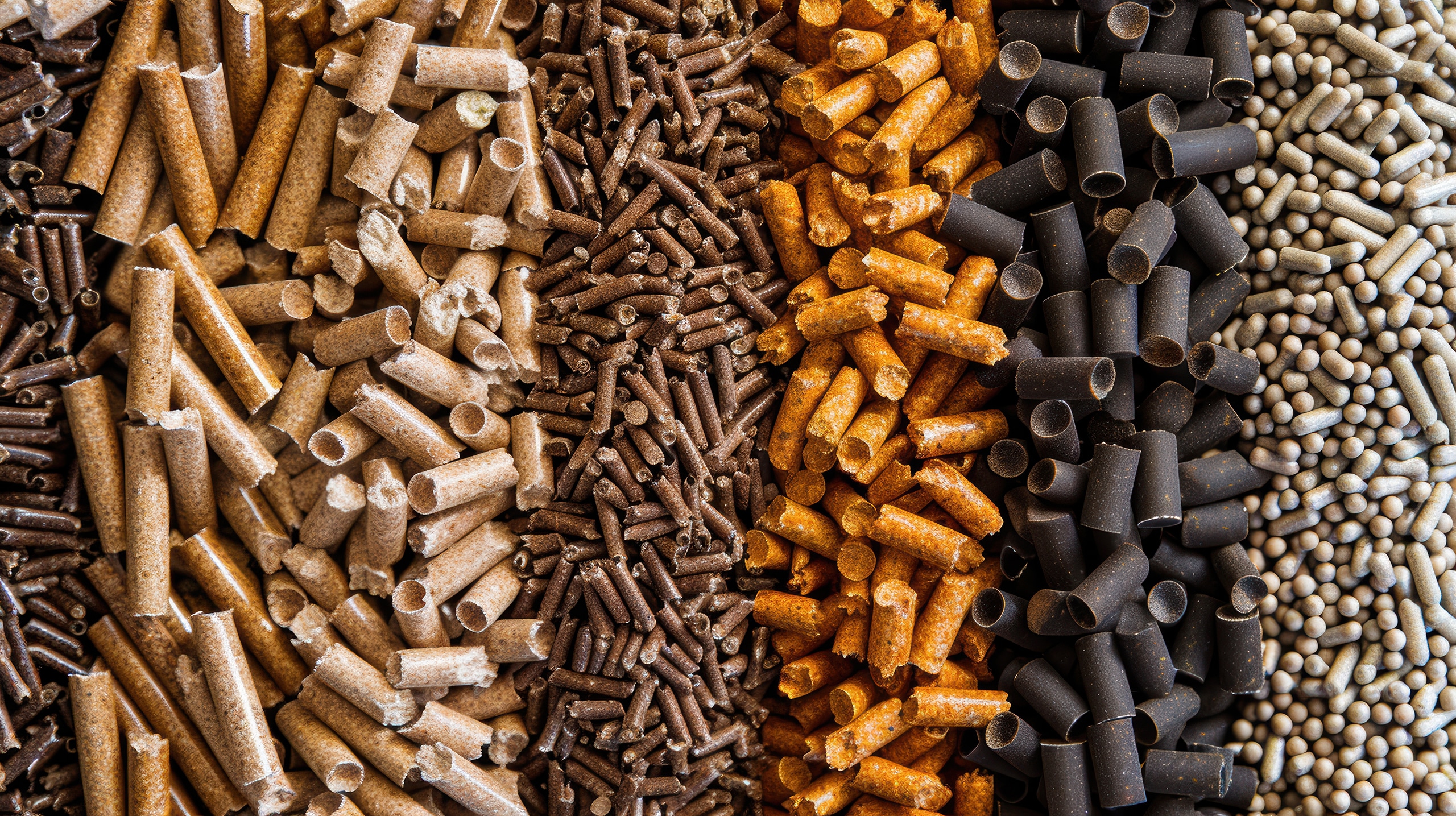 Vergleich von Holz-, Stroh- und Biomasse-Pellets für erneuerbare Energielösungen.