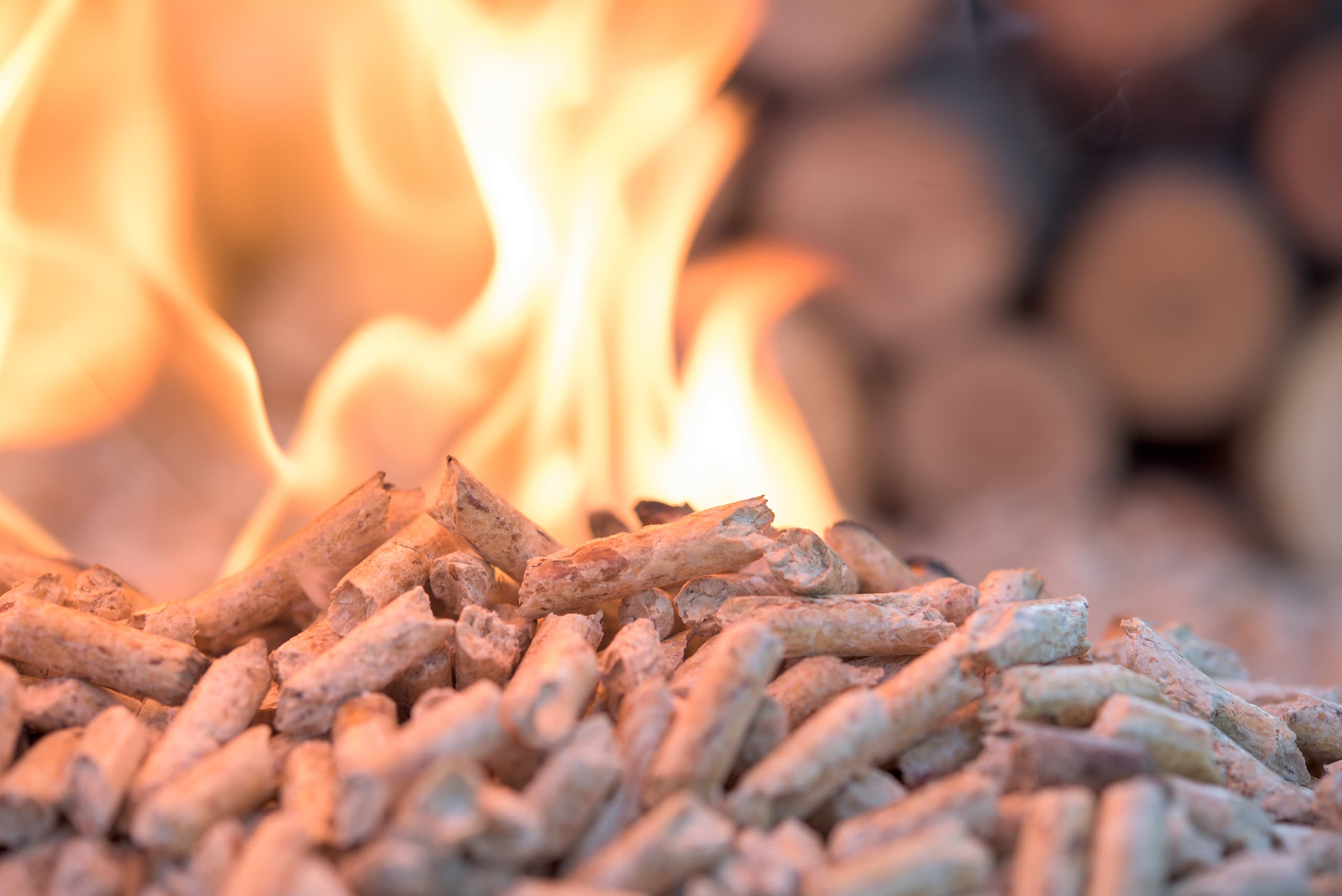 Pellets, die zu brennen beginnen und die Flammen bereits sichtbar sind.