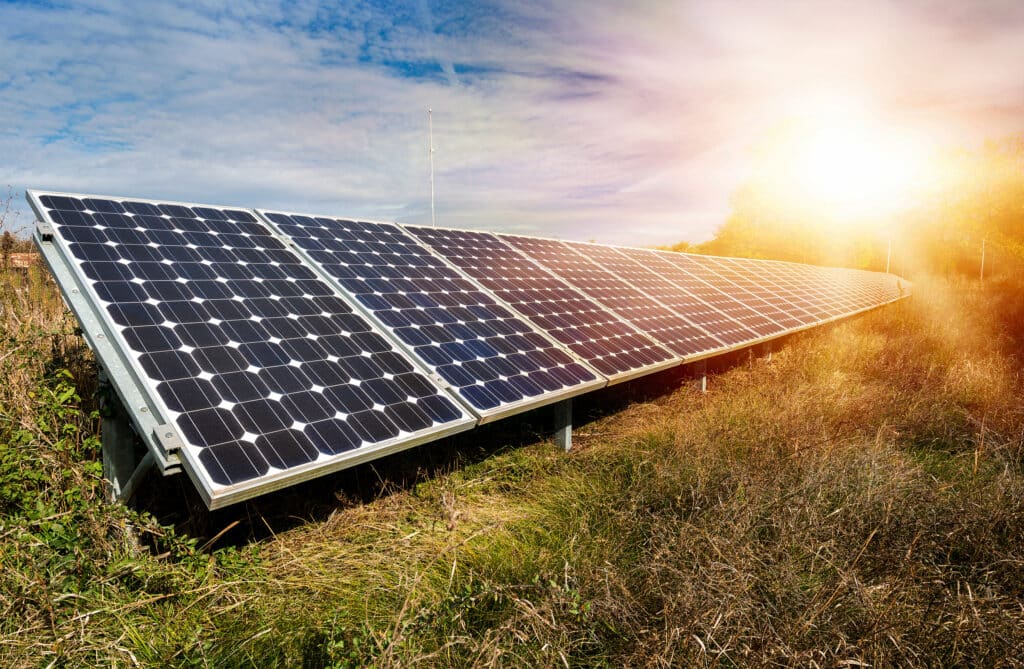 Großzügiges Solarpanel einer Photovoltaikanlage als alternative Stromquelle auf einem Feld installiert.