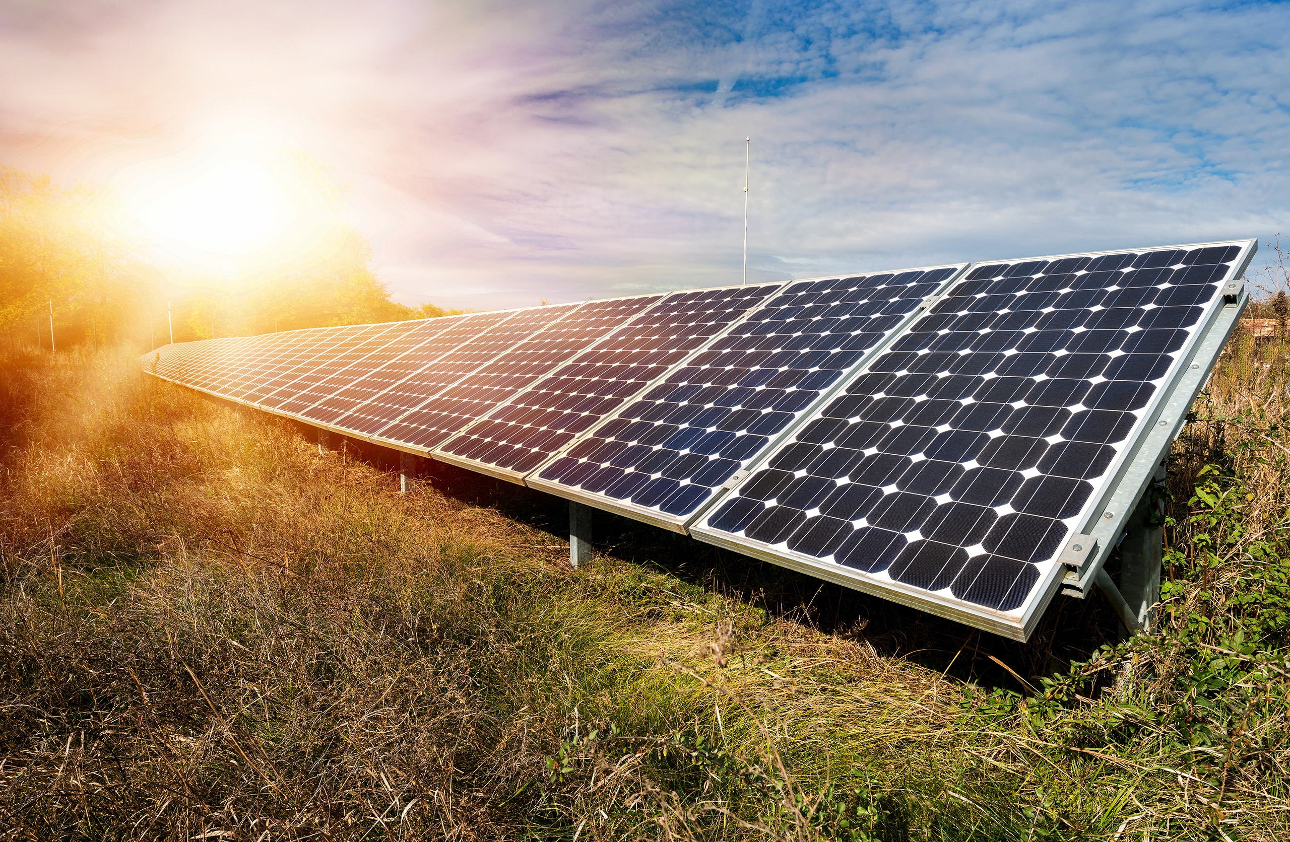 Großzügiges Solarpanel einer Photovoltaikanlage als alternative Stromquelle auf einem Feld installiert.