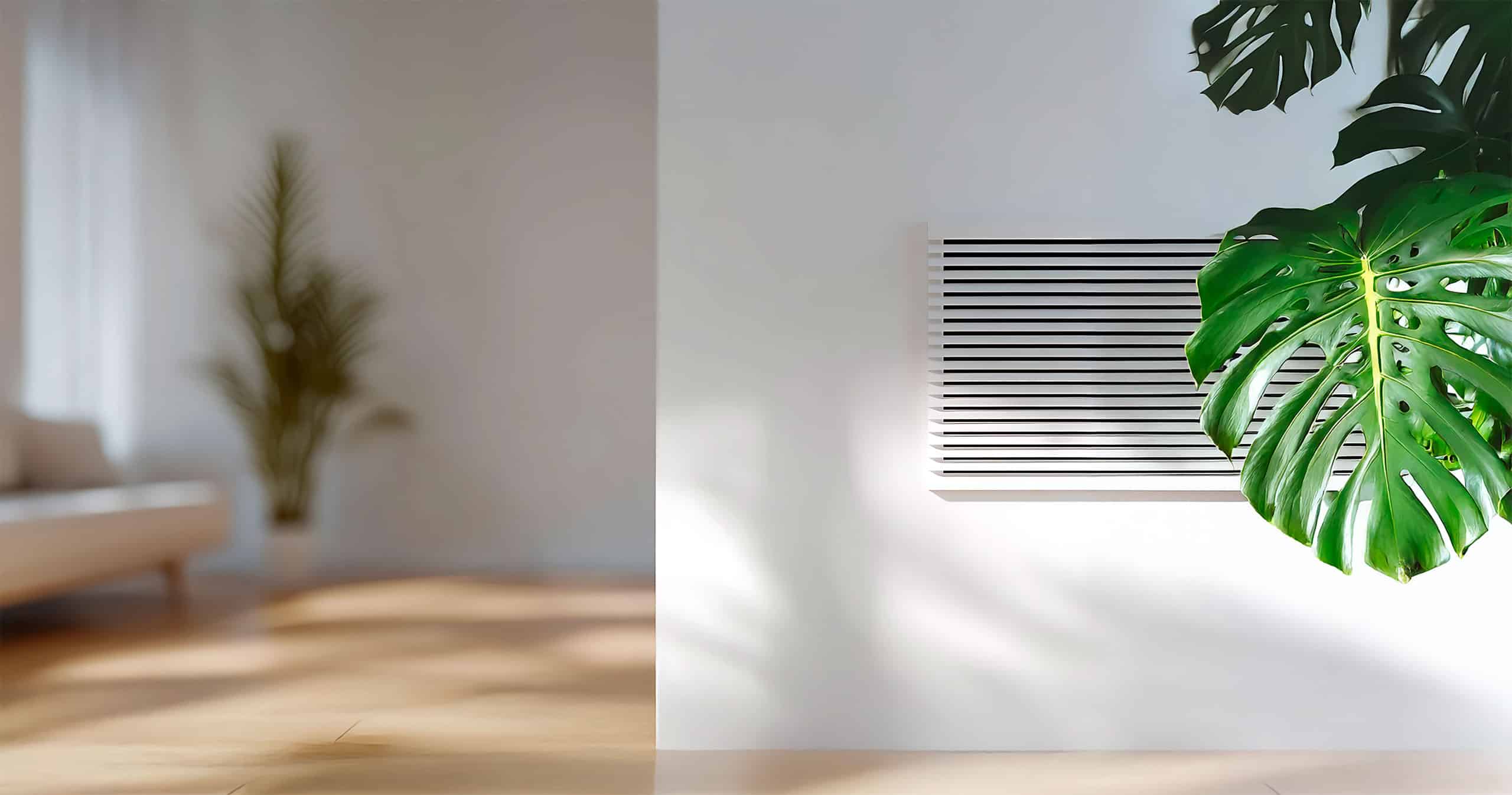 Minimalistisches weißes Zimmer mit einer modernen Lüftungsabdeckung, die Schatten an die Wand wirft. Heller Holzboden und eine Pflanze im Hintergrund. Klares Design, luftiges und helles Interieur. Schlichte Ästhetik.