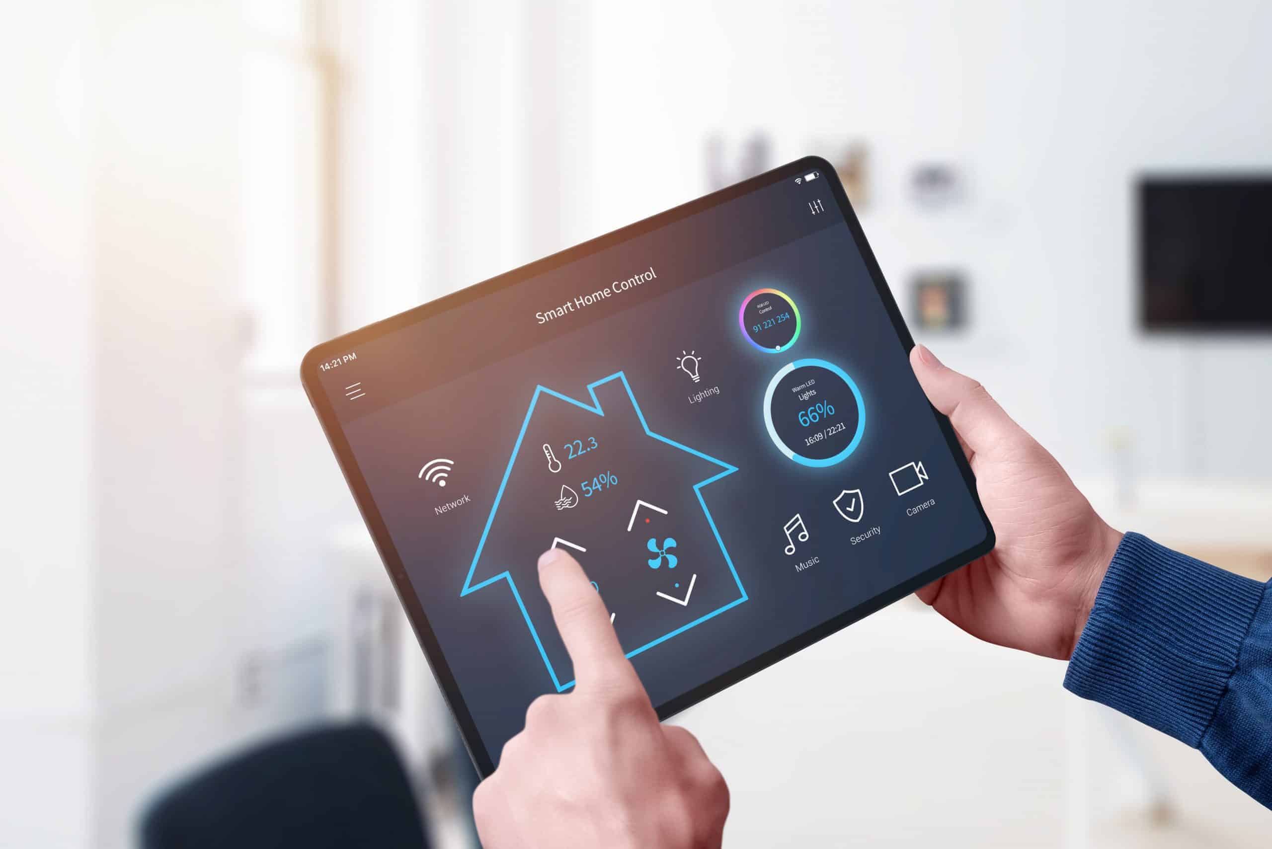 Tippen mit dem Finger am Tablet, um Einstellungen für das Smart Home vorzunehmen.