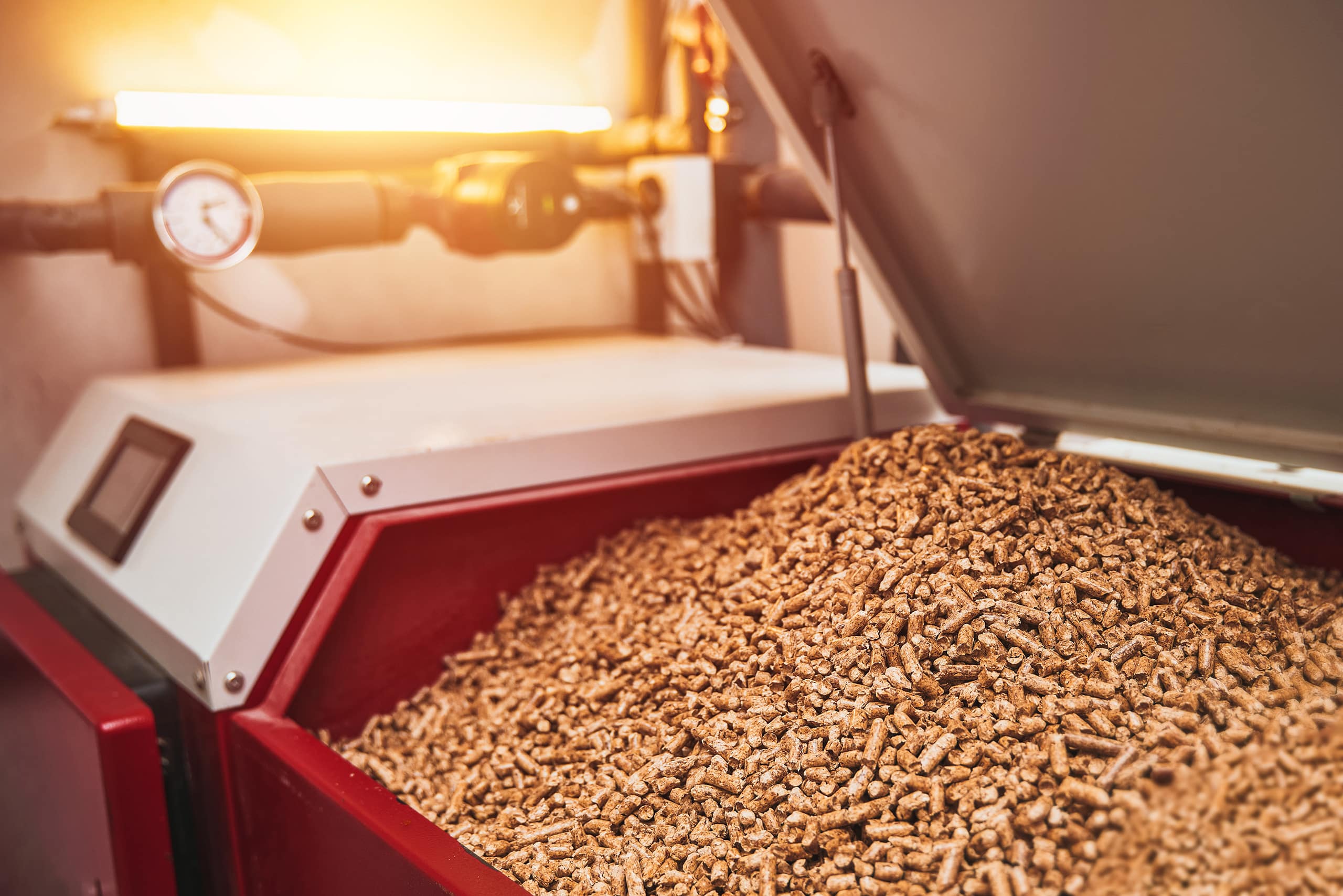 Holzpellet-Heizofen in einem Heizraum eines Privathaushalts, der mit Biokraftstoffen betrieben wird - ein nachhaltiges Zukunftskonzept.