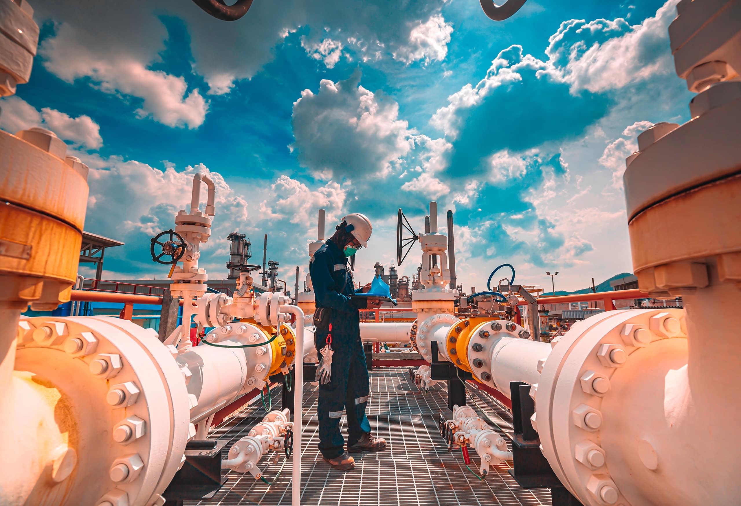 Inspektion von Stahlrohren und Rohrbögen in einer Ölraffinerieanlage während einer Sichtprüfung der Ventile, Aufzeichnung der Öl- und Gaspipelinetanks.