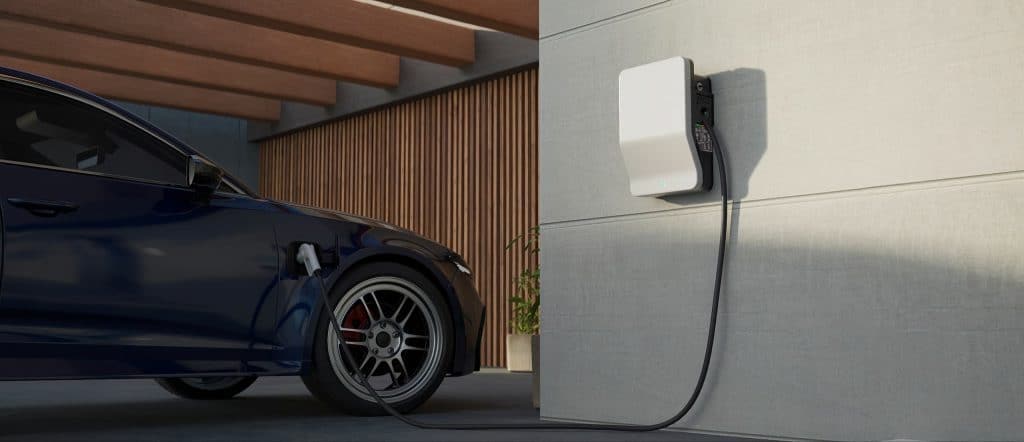Elektroauto wird gerade via einer Wallbox geladen.