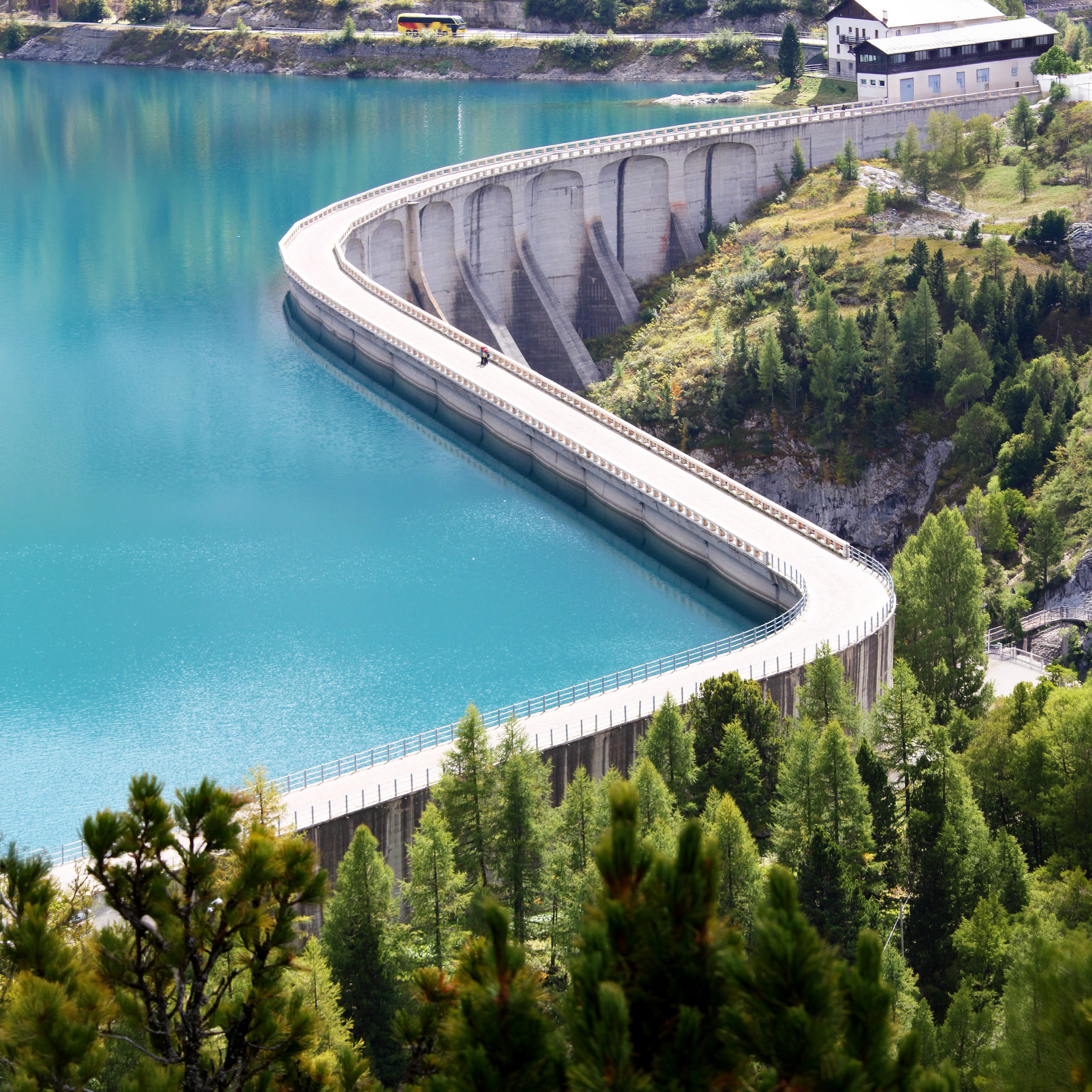 Impossantes Wasserkraftwerk des Fedaia-Stausees (Speichersee) in der Nähe des Fedaiapasses in den Dolomiten im Trentino. Er dient sowohl der Gewinnung von Elektroenergie als auch dem Hochwasserschutz.