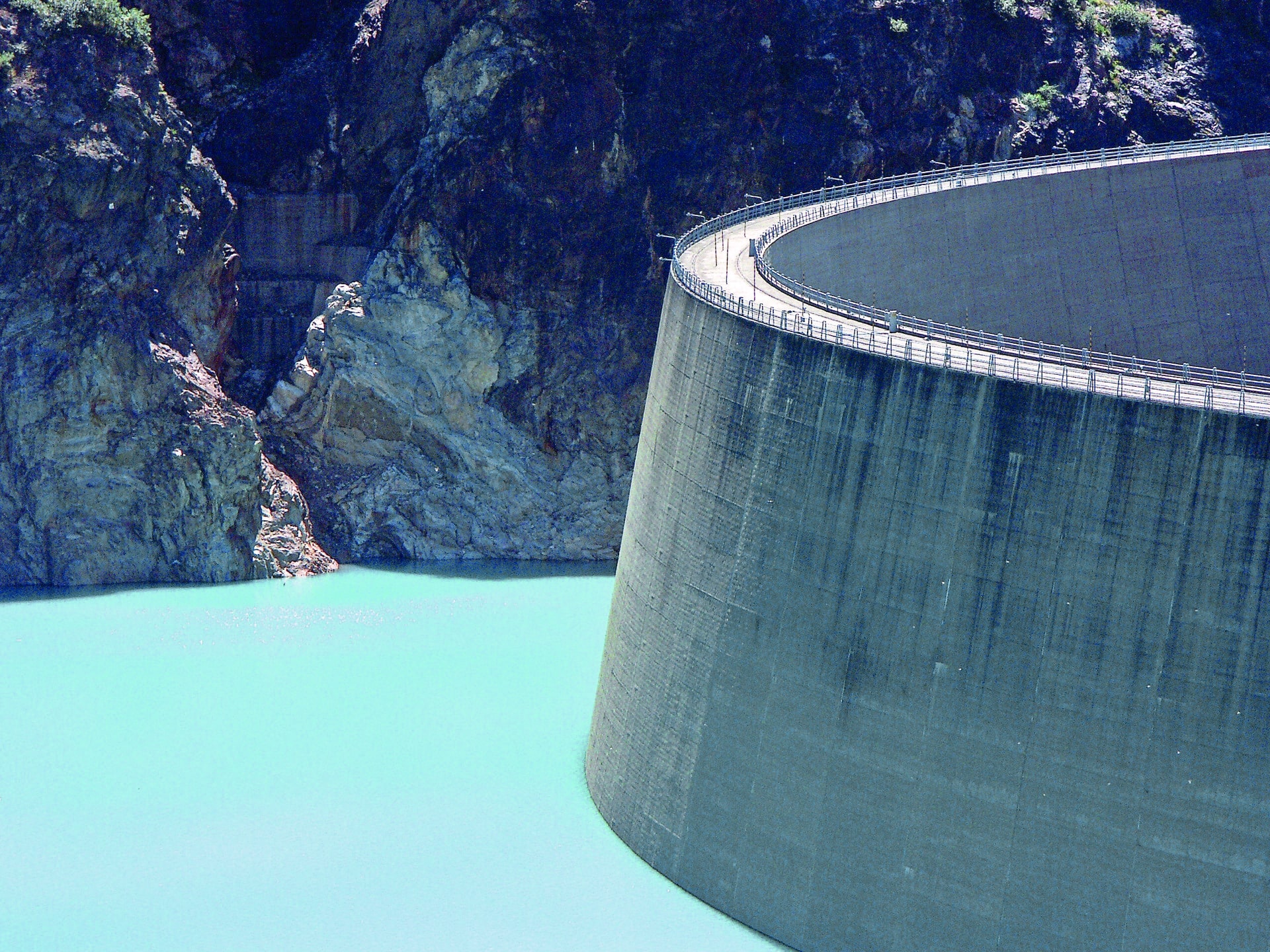 Wasserkraftwerk mit Staumauer und Stauwasser.
