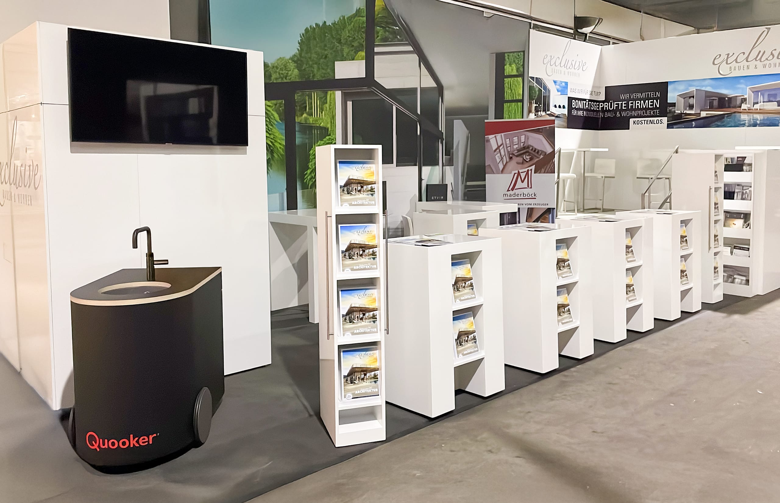 Unser "exclusive Bauen & Wohnen" - Messestand auf der „HausBau + EnergieSparen“ Messe Tulln ist ausgestattet mit unserem kostenlosen Fachmagazin, Informationsblättern unserer bonitätsgeprüften Premiumpartner und unserem Loungebereich für Fachgespräche.
