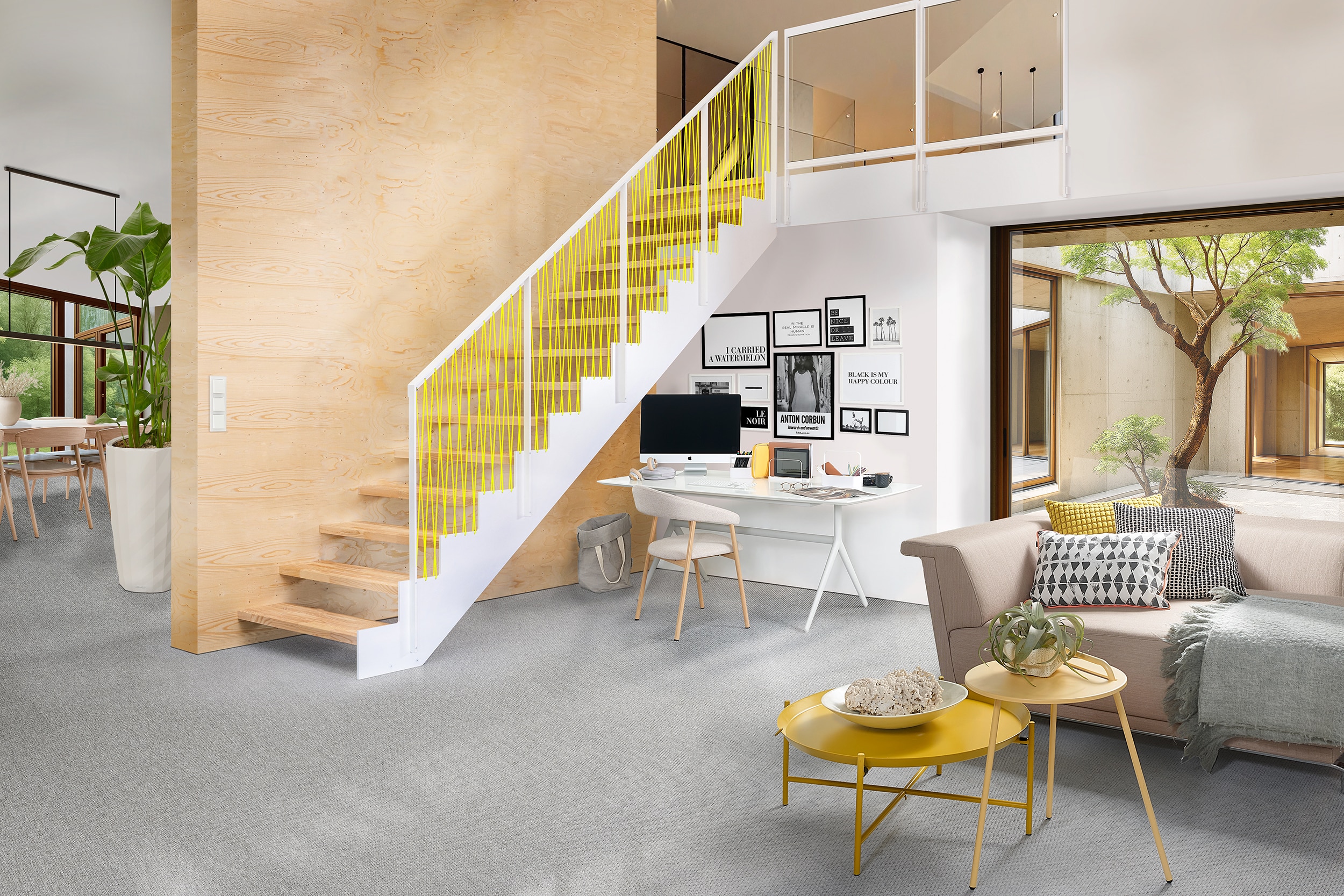 Weiße Wangen und Handlauf bilden einen reizvollen Kontrast zu den leuchtend gelben Schnüren des Schlagschnur-geländers der Holztreppe "Cordis" von Treppenmeister.